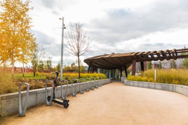 Minimum modern mimari parkı yüksek teknoloji geometrik şekiller dış görünüştür. Konsept fütüristik tasarım 