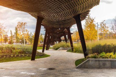 Minimum modern mimari parkı yüksek teknoloji geometrik şekiller dış görünüştür. Konsept fütüristik tasarım 