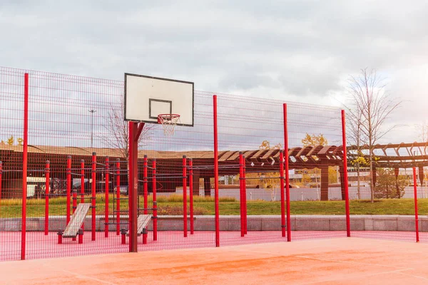 篮球场环粉彩绘橡胶运动会 概念娱乐活动 — 图库照片