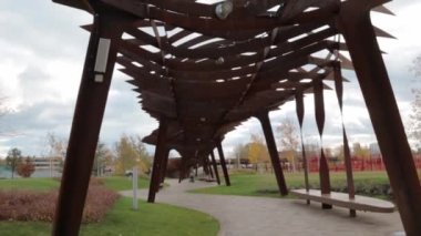 Minimum modern mimari parkı yüksek teknoloji geometrik şekiller dış görünüştür. Konsept fütüristik tasarım