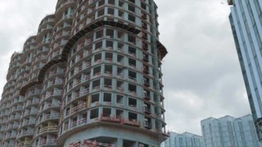 Beton kutuların inşaatı ilk aşama bitirme çalışmaları. İşlem ereksiyonu