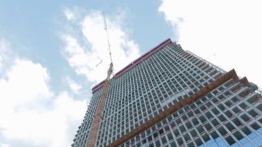 Gökdelen kule vincinin inşaatı beton kazıkların kaldırılması.