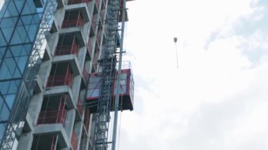 Gökdelen faşist inşaat beton ve cam kaldırma. Yeni konsept konsept.