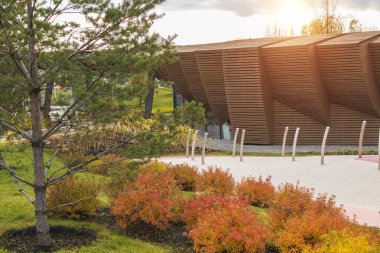 Minimum modern mimari parkı yüksek teknoloji geometrik şekiller dış görünüştür. Konsept fütüristik tasarım 