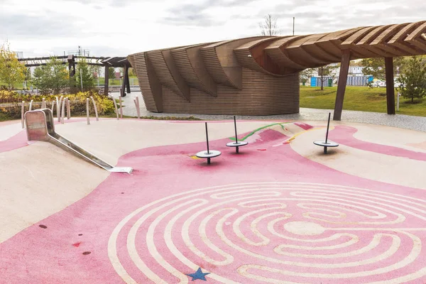 儿童粉红游乐场新的现代风格简约的设计庭院建筑概念新一代的街道游乐场 — 图库照片