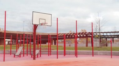 Basketbol sahası pembe kaplama lastik spor oyunu .konsept eğlence aktivitesi