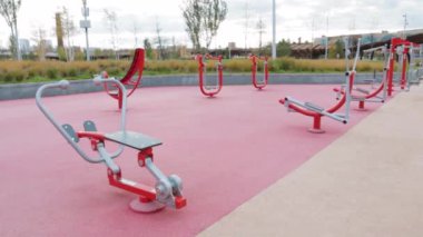 Spor aletleriyle sokak spor salonu spor salonu. Pembe renk. Konsept sokak sporu.