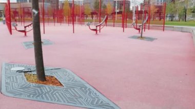Spor aletleriyle sokak spor salonu spor salonu. Pembe renk. Konsept sokak sporu.
