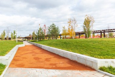 Minimum modern mimari parkı yüksek teknoloji geometrik şekiller dış görünüştür. Konsept fütüristik tasarım 