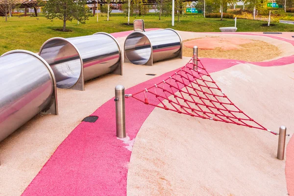 儿童粉红游乐场新的现代风格简约的设计庭院建筑概念新一代的街道游乐场 — 图库照片