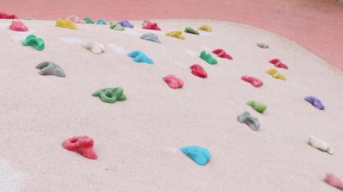 Çocukların tırmanma duvarı simülatörü. Renkli fahişeler. Çocuklar spor aktivitesi konsepti.