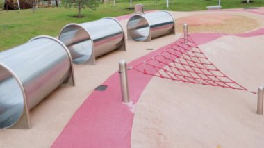 Çocukların pembe oyun alanı yeni modern tarz minimalist tasarım bahçesi mimarisi. Yeni nesil sokak oyun alanı kavramı.