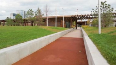 Minimum modern mimari parkı yüksek teknoloji geometrik şekiller dış görünüştür. Konsept fütüristik tasarım