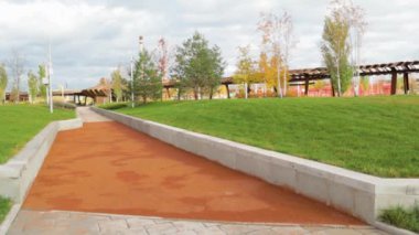 Minimum modern mimari parkı yüksek teknoloji geometrik şekiller dış görünüştür. Konsept fütüristik tasarım