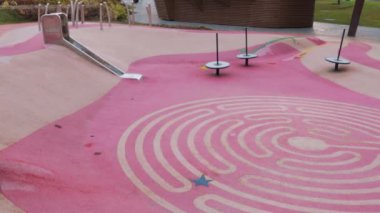 Çocukların pembe oyun alanı yeni modern tarz minimalist tasarım bahçesi mimarisi. Yeni nesil sokak oyun alanı kavramı.