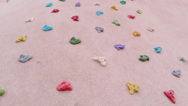 Crianças Escalada Parede Simulador Rocha Treinador Colorido Hooks Concept Crianças — Vídeo de Stock