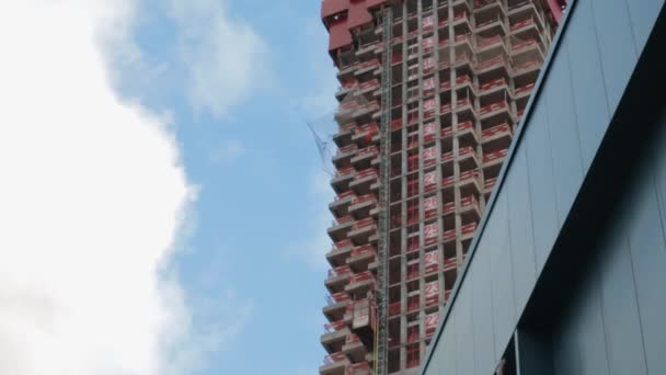 Costruzione Gru Gru Grattacielo Sollevamento Plinths Concept Calcestruzzo Immobiliare — Video Stock