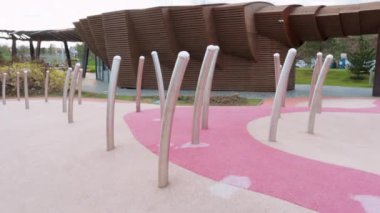 Çocukların pembe oyun alanı yeni modern tarz minimalist tasarım bahçesi mimarisi. Yeni nesil sokak oyun alanı kavramı.