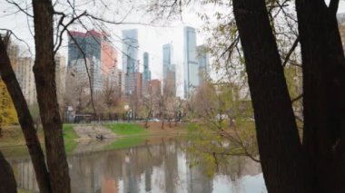 Şehir modern mimari parkı göl kenti doğası ile .konsept vatandaşlar için doğal çevre