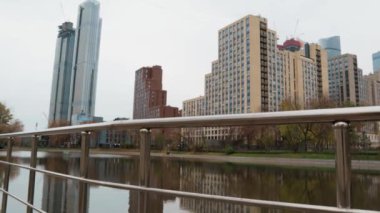 Şehir modern mimari parkı göl kenti doğası ile .konsept vatandaşlar için doğal çevre