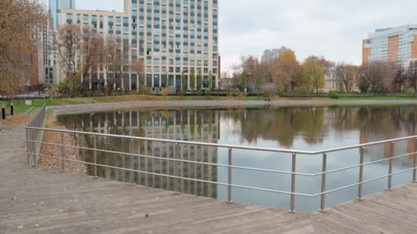 Stad Moderne Architectuur Park Met Een Meer Stedelijke Natuur Concept — Stockvideo