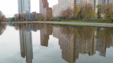 Şehir modern mimari parkı göl kenti doğası ile .konsept vatandaşlar için doğal çevre