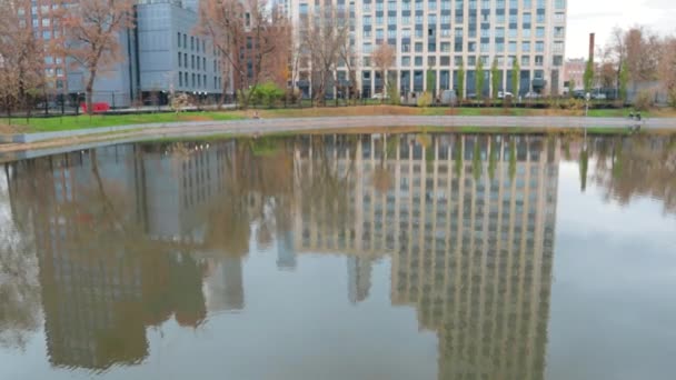 Ciudad Moderna Arquitectura Parque Con Lago Naturaleza Urbana Concept Entorno — Vídeos de Stock