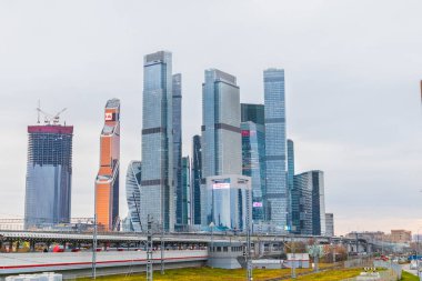 Şehir manzarası gökdelen otoyolu Moskova şehir merkezi iş taşımacılığı .konsept kentsel