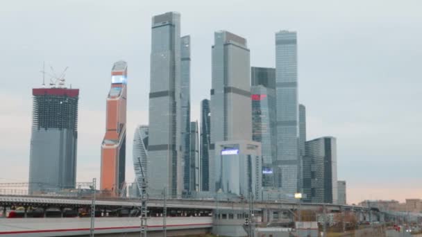 高層ビル街が高速道路を建設モスクワ市内のビジネス交通のコンセプト都市 — ストック動画