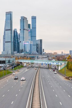 Şehir manzarası gökdelen otoyolu Moskova şehir merkezi iş taşımacılığı .konsept şehir. Rusya, Moskova, 16okt2021