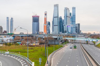 Şehir manzarası gökdelen otoyolu Moskova şehir merkezi iş taşımacılığı .konsept şehir. Rusya, Moskova, 16okt2021
