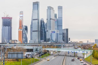 Şehir manzarası gökdelen otoyolu Moskova şehir merkezi iş taşımacılığı .konsept şehir. Rusya, Moskova, 16okt2021
