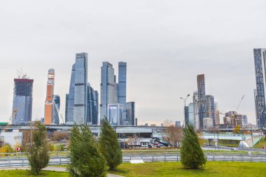 Şehir manzarası gökdelen otoyolu Moskova şehir merkezi iş taşımacılığı .konsept kentsel