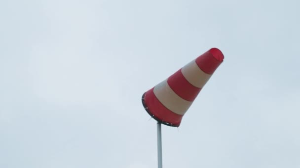 Windsock Fundo Céu Nublado Determinando Direção Força Velocidade Vento Conceito — Vídeo de Stock