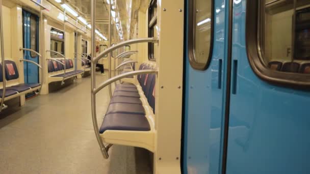 Moskwa Metro Pociąg Odjazdy Stacji Shelepikha Drzwi Zamykają Russia Moskwa — Wideo stockowe