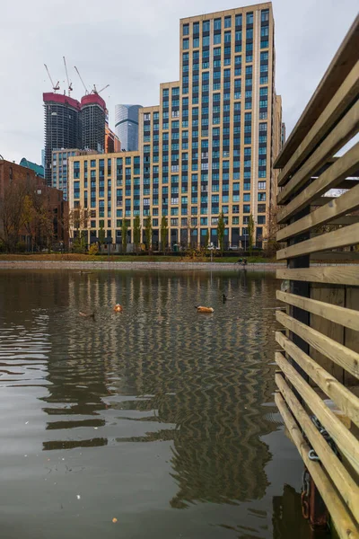 Cidade parque de arquitetura moderna com um lago natureza urbana — Fotografia de Stock