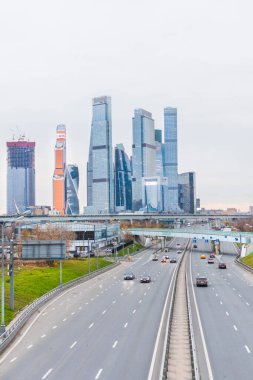 Şehir manzarası gökdelen otoyolu Moskova şehir merkezi iş taşımacılığı 