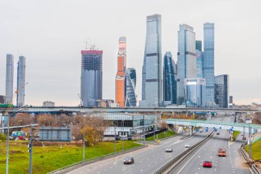 Şehir manzarası gökdelen otoyolu Moskova şehir merkezi iş taşımacılığı 