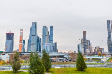 Şehir manzarası gökdelen otoyolu Moskova şehir merkezi iş taşımacılığı 