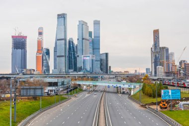 Şehir manzarası gökdelen otoyolu Moskova şehir merkezi iş taşımacılığı 