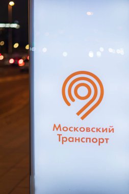Moskova taşımacılık amblemi otobüs durağı gece Altyapı trafiği .shedule konseptini vurdu. Rusya, Moskova, 18okt2021