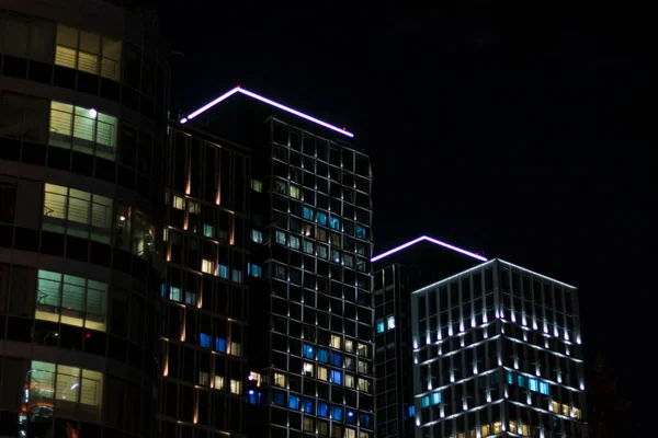夜市摩天大楼商务中心交通信号灯城市氛围概念墙纸 图库图片