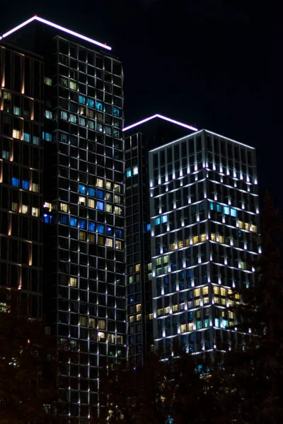 Gece şehri gökdelenleri iş merkezi trafik ışıkları şehir vibe konsepti duvar kağıdı 