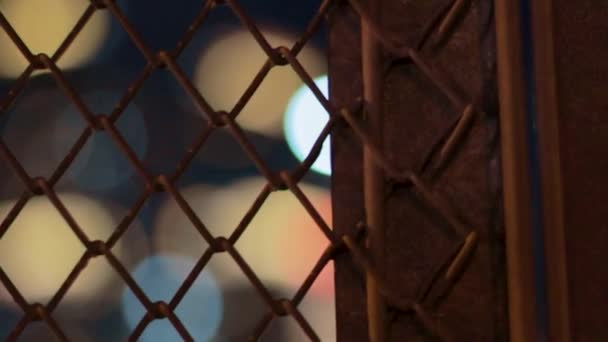 Noche ciudad rascacielos borrosa bokeh grid fondo urbano estado de ánimo — Vídeo de stock