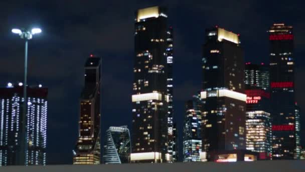Gece şehri gökdelenleri iş merkezi trafik taşıma ışıkları kentsel ortam — Stok video
