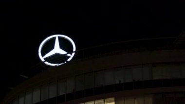 Mercedes logosu tabelası satıcısı Moskova sokak gecesi. Konsept Mercedes Avrupa. Rusya, Moskova, 18okt2021.