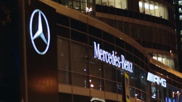 Edificio Mercedes Logo Cartel Distribuidor Moscú Calle Noche Concept Mercedes — Vídeo de stock