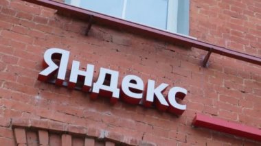 Yandex logo ofisi imzalı İnternet arama motoru Rus bilişim şirketi. Rusya, Moskova, 19okt2021.