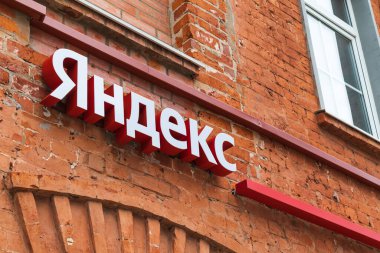 Yandex logo ofisi imzalı İnternet arama motoru Rus bilişim şirketi. Rusya, Moskova, 19okt2021.