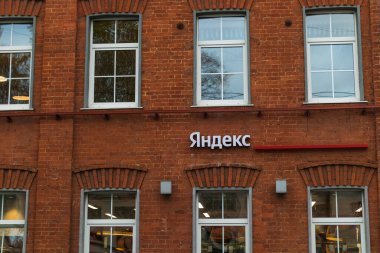 Yandex logo ofisi imzalı İnternet arama motoru Rus bilişim şirketi. Rusya, Moskova, 19okt2021.
